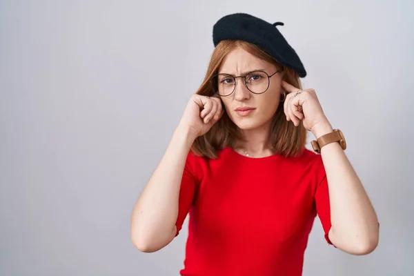 Junge Rothaarige Frau Mit Brille Und Baskenmütze Die Die Ohren — Stockfoto