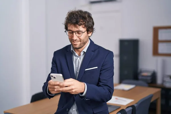 Jovem Hispânico Homem Empresário Sorrindo Confiante Usando Smartphone Escritório — Fotografia de Stock