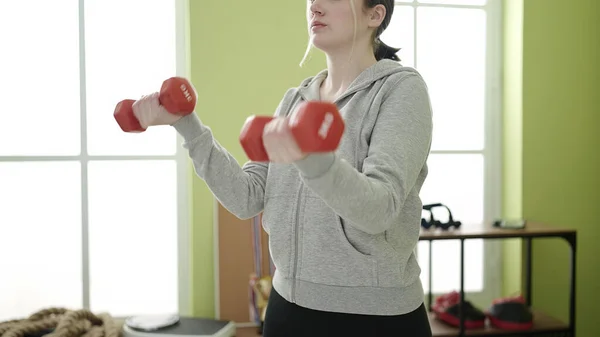 Young Blonde Woman Using Dumbbells Training Sport Center — Stock Photo, Image