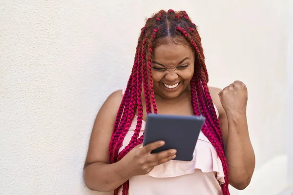 African American Woman Smiling Confident Using Touchpad Street — Stock Photo, Image