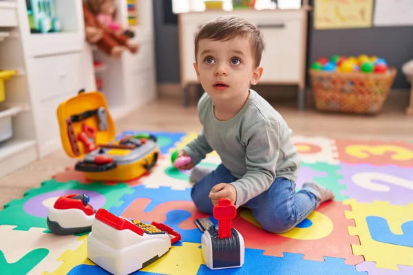 Liebenswerter Hispanischer Junge Spielt Kindergarten Mit Supermarktspiel — Stockfoto