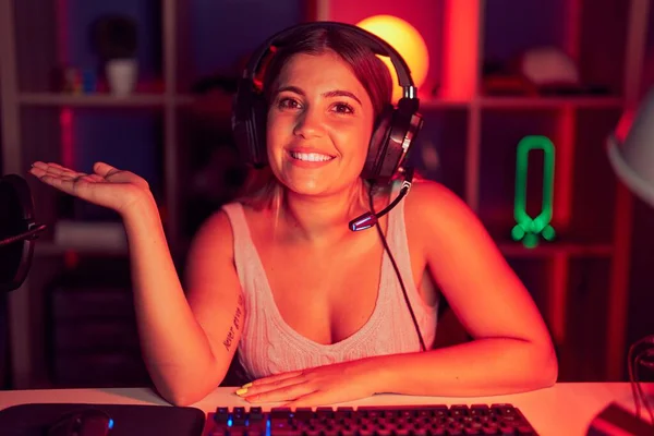 Young Blonde Woman Playing Video Games Wearing Headphones Smiling Cheerful — 图库照片
