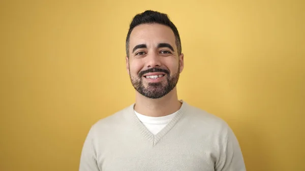 Junger Hispanischer Mann Lächelt Selbstbewusst Vor Isoliertem Gelben Hintergrund — Stockfoto