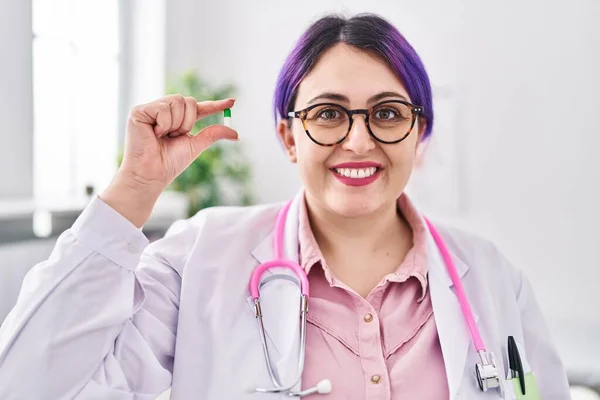 Young Beautiful Size Woman Doctor Smiling Confident Holding Pill Clinic — Stock Photo, Image