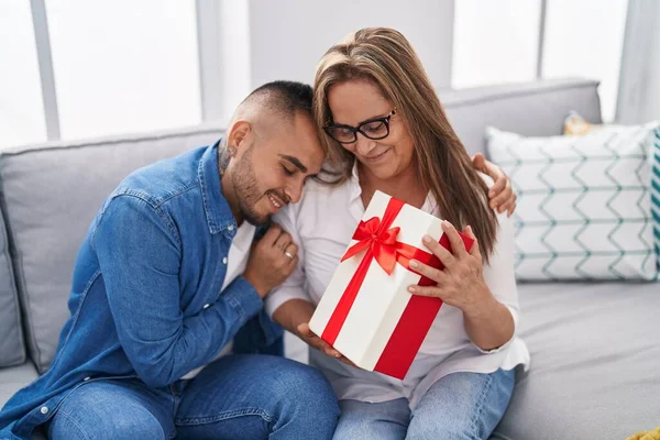 Man Woman Mother Son Surprise Gift Hugging Home — Fotografia de Stock