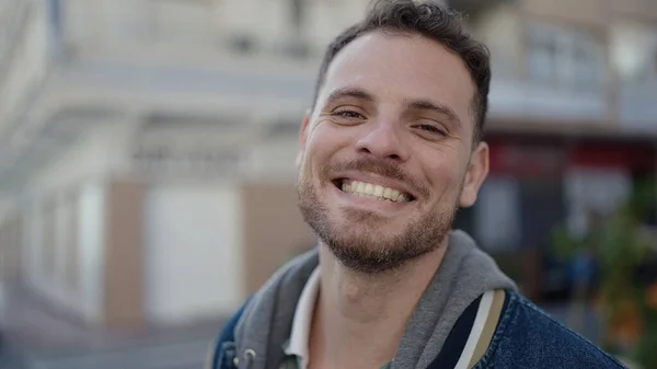 Junger Kaukasier Lächelt Selbstbewusst Auf Der Straße — Stockfoto