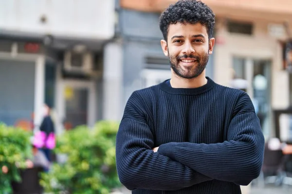 Jovem Árabe Homem Sorrindo Confiante Com Braços Cruzados Gesto Rua — Fotografia de Stock