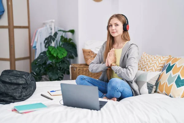 Young Caucasian Woman Doing Yoga Exercise Studying Bedroom — ストック写真