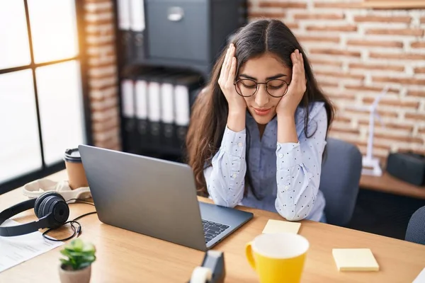 Young Hispanic Girl Business Worker Stressed Working Office — 스톡 사진
