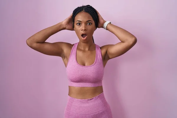 Donna Afroamericana Con Trecce Che Indossa Abbigliamento Sportivo Sfondo Rosa — Foto Stock