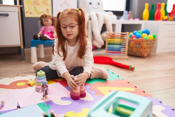 Liebenswert Rotschopf Mädchen Spielend Mit Spielzeug Sitting Auf Boden Kindergarten — Stockfoto
