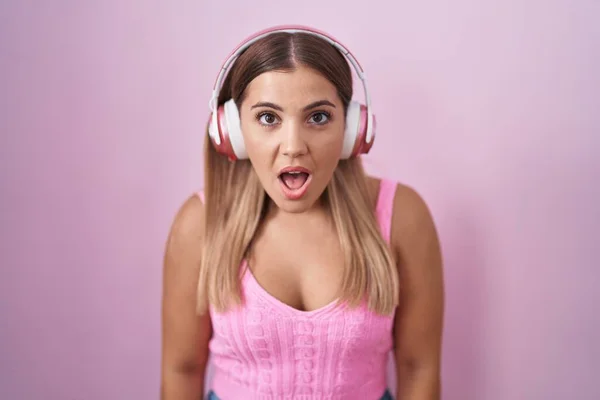 Junge Blonde Frau Hört Musik Mit Kopfhörern Angst Und Schockiert — Stockfoto