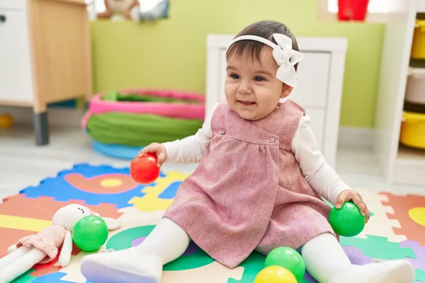 Schattige Spaanse Baby Spelen Met Ballen Zitten Vloer Kleuterschool — Stockfoto
