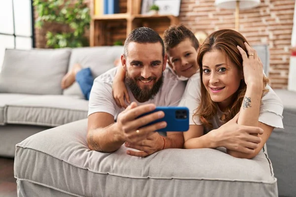 Familia Hacer Selfie Por Teléfono Inteligente Acostado Sofá Casa — Foto de Stock