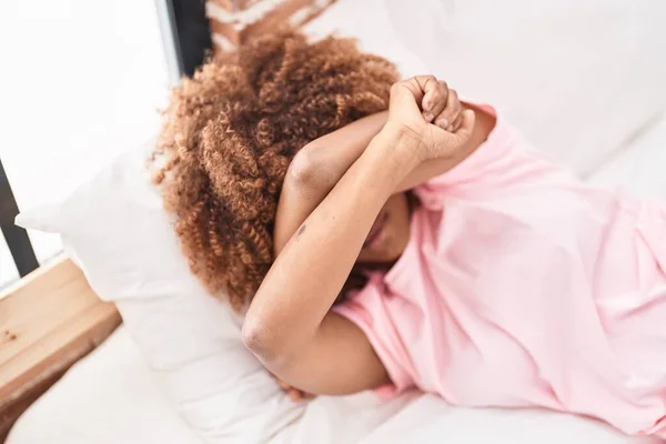 Afričanky Americká Žena Stres Ležící Posteli Ložnici — Stock fotografie