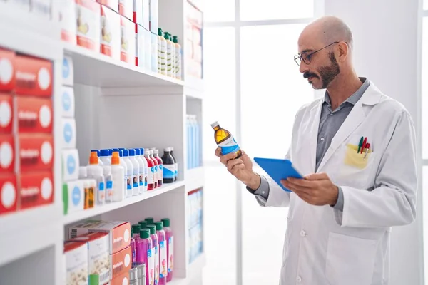 Young Hispanic Man Pharmacist Using Touchpad Holding Medication Bottle Pharmacy — Stock Photo, Image