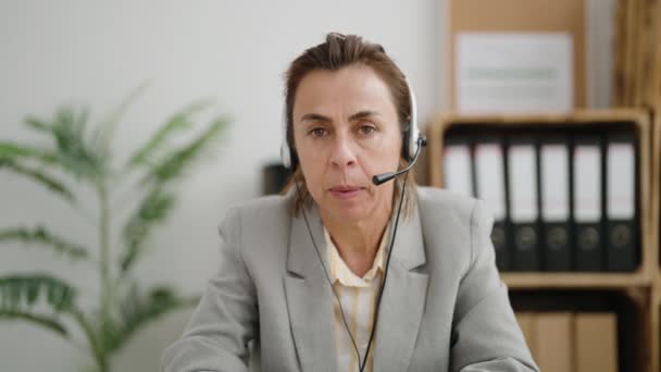 Middle Age Woman Call Center Agent Speaking Office — Stok video