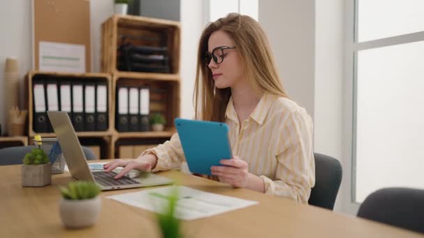 Mladá Blondýna Žena Obchodní Pracovník Pomocí Touchpad Pracuje Kanceláři — Stock video
