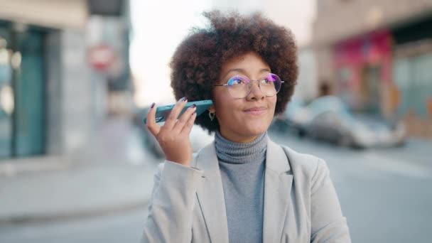 Afro Amerikalı Kadın Gülümsüyor Caddedeki Akıllı Telefondan Kendine Güvenen Sesli — Stok video