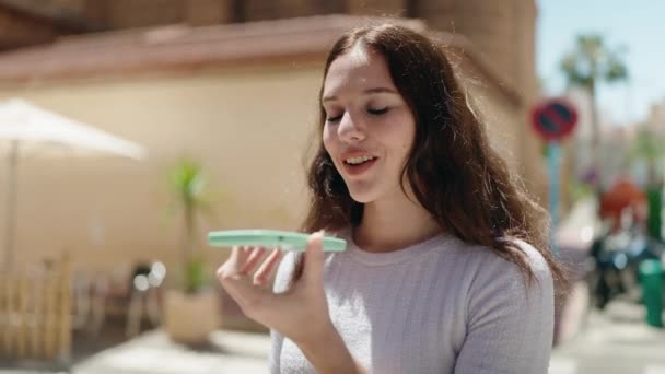 Mujer Joven Sonriendo Confiada Hablando Teléfono Inteligente Calle — Vídeos de Stock