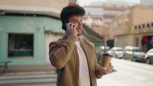 Νεαρός Ισπανός Μιλάει Στο Smartphone Πίνοντας Καφέ Στο Δρόμο — Αρχείο Βίντεο