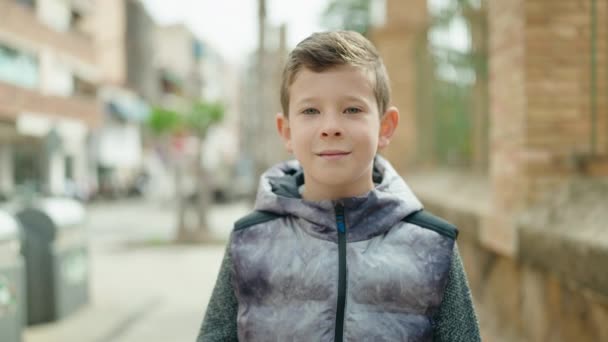 Sarışın Çocuk Gülümsüyor Kendine Güveni Tam Kalp Hareketi Yapıyor — Stok video
