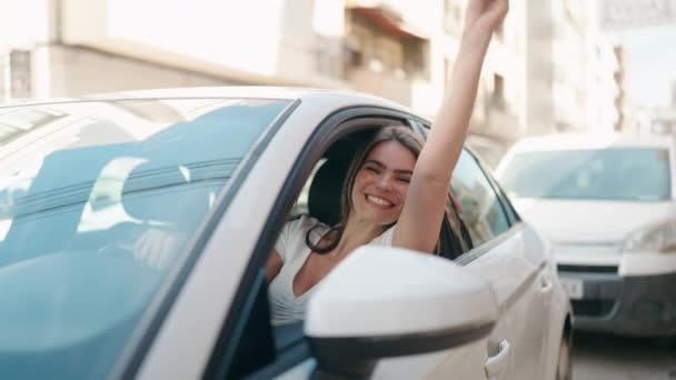 Jovem Mulher Sorrindo Confiante Segurando Chave Carro Novo Rua — Vídeo de Stock