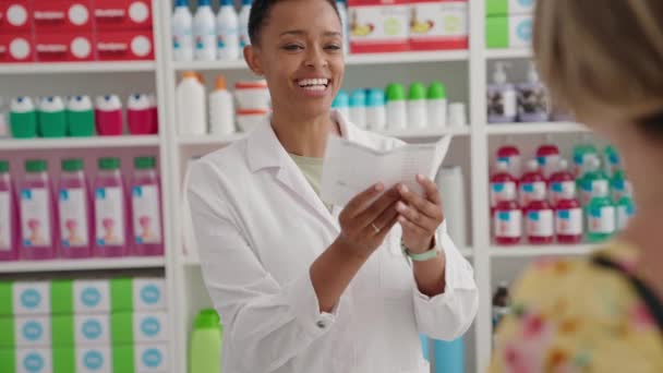 Africano Farmacêutico Mulher Americana Dar Pílulas Garrafa Cliente Farmácia — Vídeo de Stock