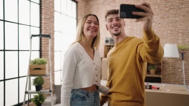 Young Couple Make Selfie Smarphone Holding Key New House New — Vídeos de Stock