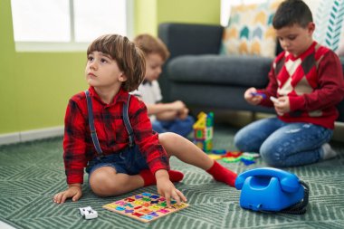 Evde oyuncaklarla oynayan bir grup çocuk.