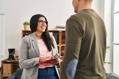 Kadın ve erkek klinikte psikoloji seansı yapıyorlar.