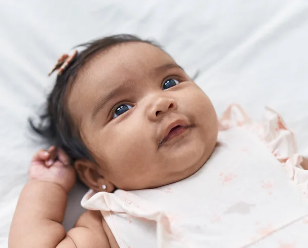 Afrikaans Amerikaans Baby Glimlachen Zelfverzekerd Liggend Bed Slaapkamer — Stockfoto