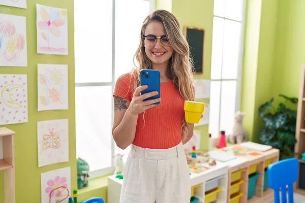 Νεαρή Ξανθιά Γυναίκα Δασκάλα Που Χρησιμοποιεί Smartphone Πίνοντας Καφέ Στο — Φωτογραφία Αρχείου