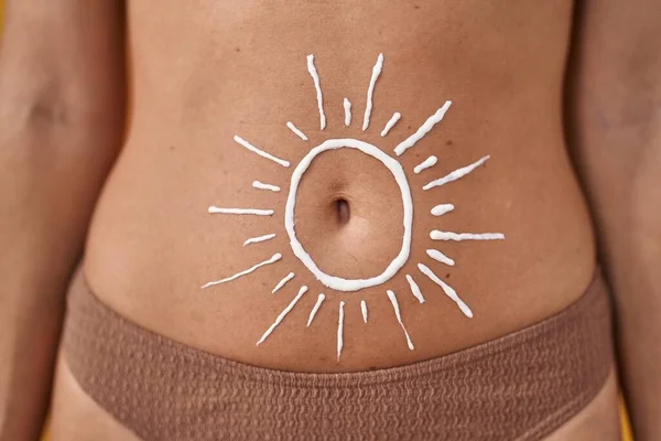 Mujer Joven Con Bikini Con Loción Solar Dibujar Vientre Sobre — Foto de Stock
