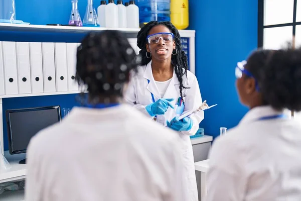 African American Friends Scientists Explaining Experiment Laboratory — ストック写真