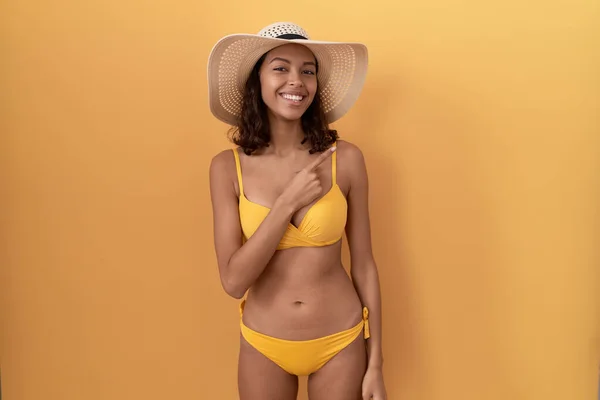 Young Hispanic Woman Wearing Bikini Summer Hat Cheerful Smile Face — Zdjęcie stockowe