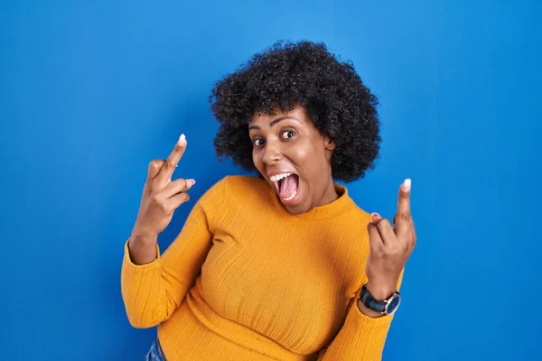 Black Woman Curly Hair Standing Blue Background Showing Middle Finger — Stockfoto