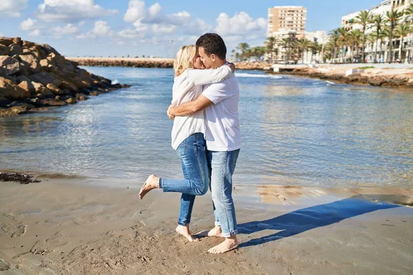 Homem Mulher Meia Idade Casal Abraçando Uns Aos Outros Beijando — Fotografia de Stock