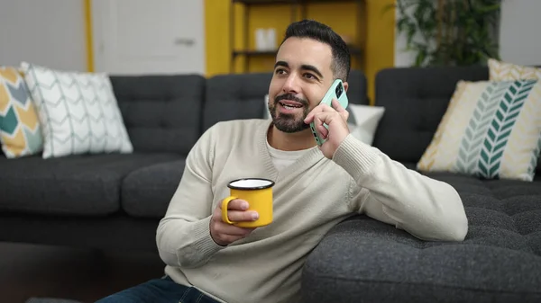Ung Latinamerikansk Man Pratar Smartphone Dricka Kaffe Hemma — Stockfoto