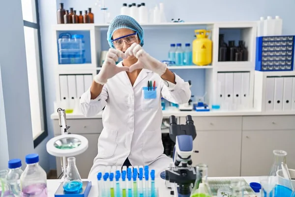Brunette Woman Working Scientist Laboratory Smiling Love Doing Heart Symbol — Stockfoto