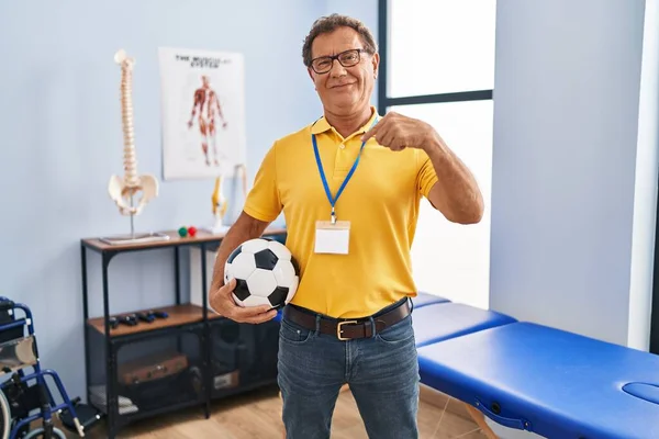 Hombre Mayor Que Trabaja Clínica Fisioterapia Deportiva Señalando Con Dedo — Foto de Stock