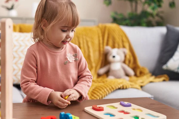 Roztomilé Blondýny Dívka Hraje Matematiku Puzzle Hra Stojící Doma — Stock fotografie