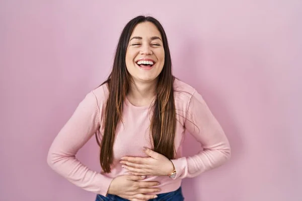 Jonge Brunette Vrouw Staande Roze Achtergrond Glimlachen Hard Lachen Hardop — Stockfoto