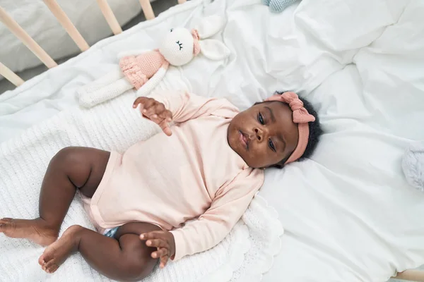 非洲裔美国婴儿躺在摇篮里 在卧室里的表情轻松 — 图库照片