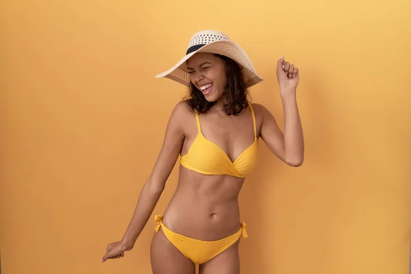 Young Hispanic Woman Wearing Bikini Summer Hat Dancing Happy Cheerful — Stock fotografie