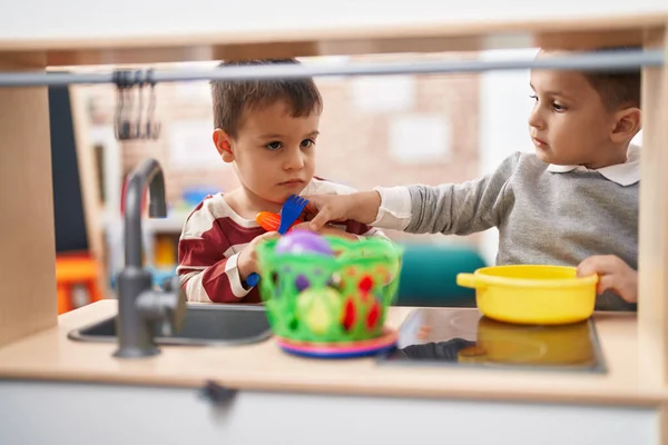 Δύο Παιδιά Παίζουν Παιχνίδι Κουζίνα Στέκεται Στο Νηπιαγωγείο — Φωτογραφία Αρχείου