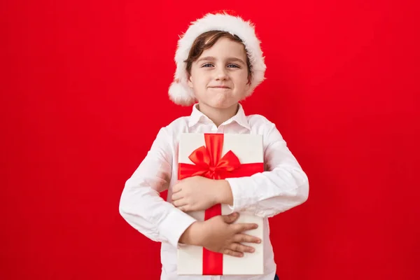 Kleiner Kaukasischer Junge Mit Weihnachtsmütze Und Mit Lustigem Gesicht Der — Stockfoto
