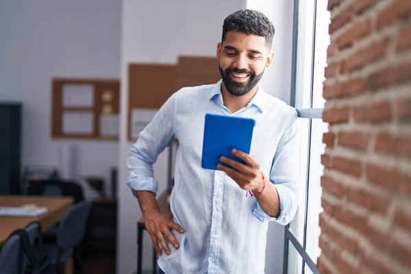 Młody Arabski Człowiek Biznes Pracownik Uśmiechnięty Pewnie Pomocą Touchpad Biurze — Zdjęcie stockowe