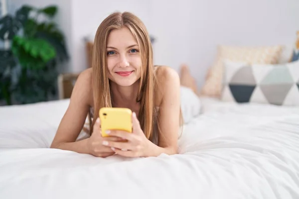 Jonge Kaukasische Vrouw Met Behulp Van Smartphone Liggend Bed Slaapkamer — Stockfoto