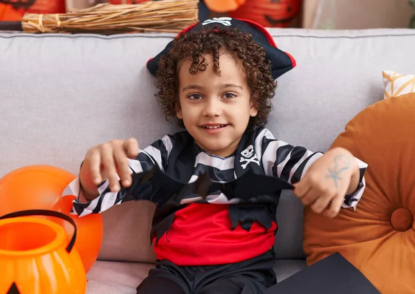 Rozkošný Hispánský Chlapec Halloween Party Drží Netopýří Papír Doma — Stock fotografie